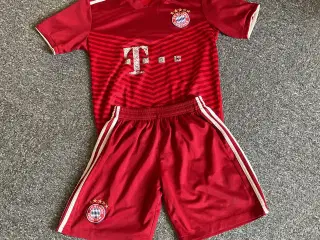 Fodboldtøj: sæt T-shirts og shorts. Str 12-14 år