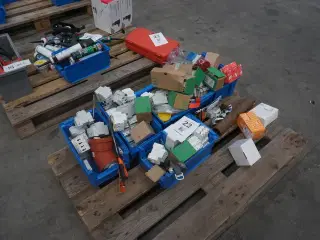 Palle med elkomponenter