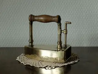 Lille messingstrygejern