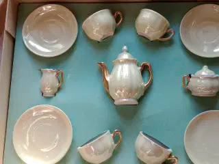 Gammelt dukke kaffestel