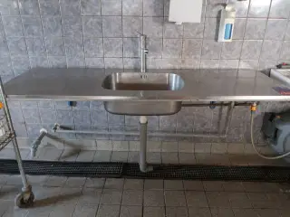 Væghængt stålbord med vask