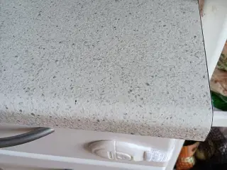køkkenbordplade meleret grå/ hvid med buet forkant