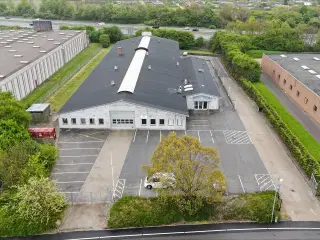 Højloftet lager m. tre porte og kontorafsnit