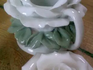 Håndlavet porcelæn rose lysholder + 6 hvide roser