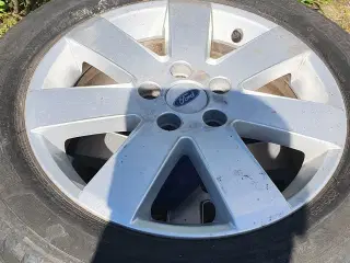 Alufælge med dæk med hjulbolte
