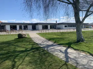 Velbeliggende kontorer/butiks-/behandlerlokaler/co-workingspace og lager.