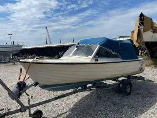 Motorbåd m. trailer