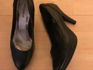 Høje sorte sko