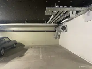 Ledige parkeringspladser på Tranevej 6A.
