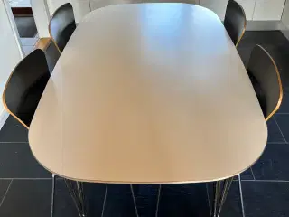Spisebord med stole