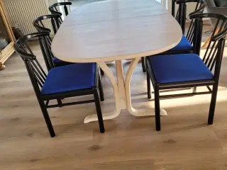 Spisebord med sorte stole