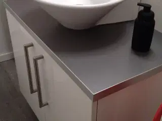 Badeværelsesmøbel med vask