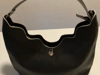 Adax skuldertaske i sort læder med en enkelt skuld