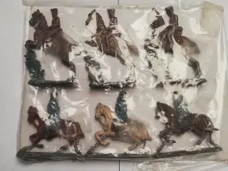 6 stk antikke tinsoldater på heste 