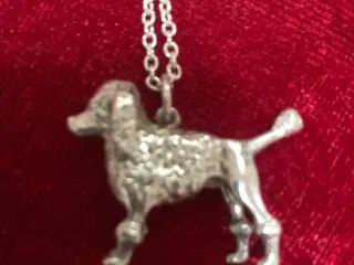 Flot vintage sølvkæde med puddel hund