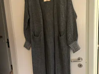 Lang grå strikcardigan fra LikeLondon - helt ny