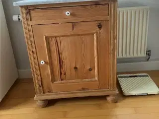 Fin Ældre Servante