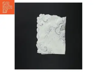 Broderet hvid dug (str. 31x45 cm)