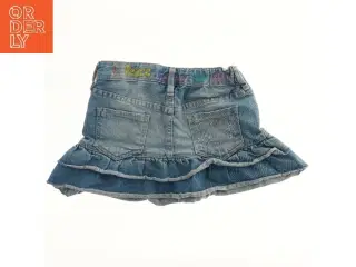 Denim nederdel med broderi fra H&M (str. 122)