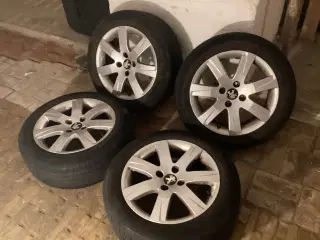 Originale dæk og fælge til Peugeot sælges