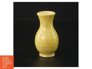 Gul vase (str. H. 9 cm. ø. 5,5 cm)