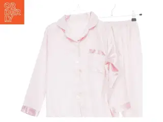 Lyserødt pyjamasæt (str. 152)