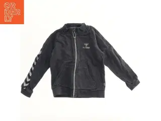 Trøje med lynlås fra Hummel (str. 122)