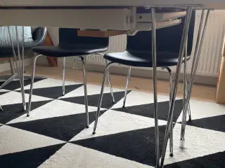 Hvidt ovalt spisebord