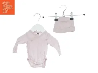 Lyserød bodystocking med hue til nyfødte fra H&M (str. 50)