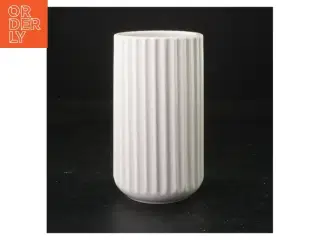 Hvid porcelænsvase fra Lyngby (str. 15 cm. 8 cm i diameter)