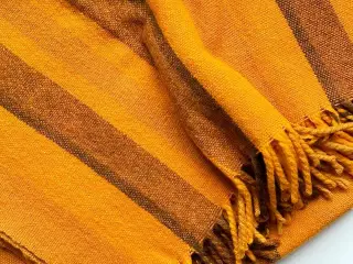 Orange retrotæppe m brune striber, 184 x 130 cm