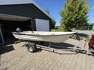 HR400 jolle med Yamaha motor samt bådtrailer m.m.