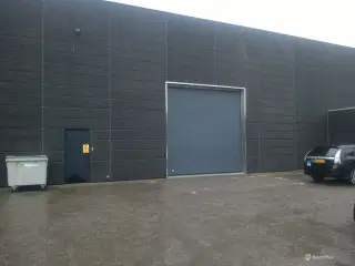 Lagerhal med port og lidt kontor