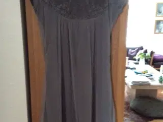 Skøn grå kjole