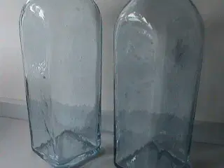 To antikke firkantede glas flasker
