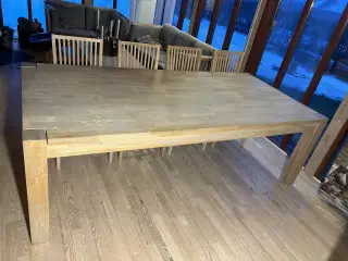 Spisebord med 6 stole