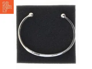 Sølvfarvet armbånd med indgravering (str. Ø 6,5 cm)