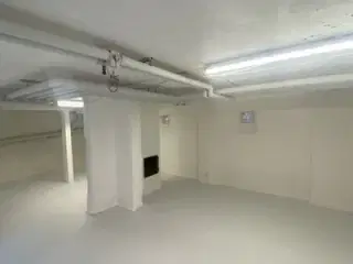 Erhvervslejemål 200 meter fra Chr. Borg