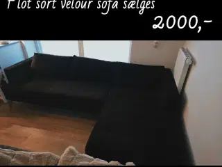 Flot sort velour sofa sælges