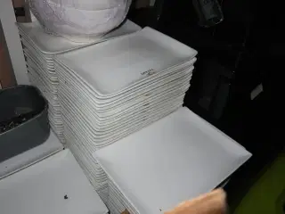 Parti firkantede porcelænstallerkner