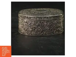 Dekorativt sølvfarvet smykkeskrin (str. 10x6,5 cm)