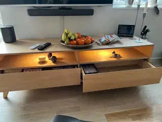 TV bænk i lyst egetræ