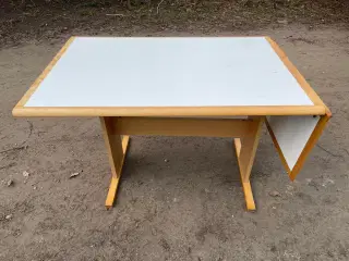 PÆNT SPISEBORD MED KLAP OG HVID BORDPLADE