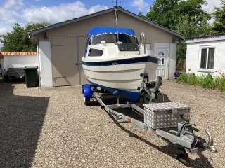 Motorbåd lige til at sætte i vandet