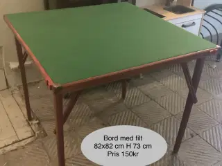 Spillebord med grøn filt