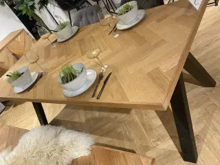 Spisebord samt bænk og 2 velour stole