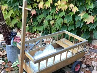 Trækvogn med sæde og tremmekant