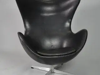 1486605. ARNE JACOBSEN. ÆG STOL FRA 1965.