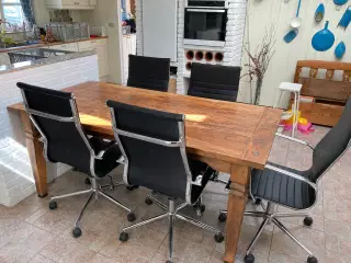 Spisebord med stole