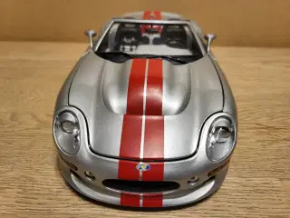 Modelbil. Shelby Series 1 (1999). Skala 1/18.